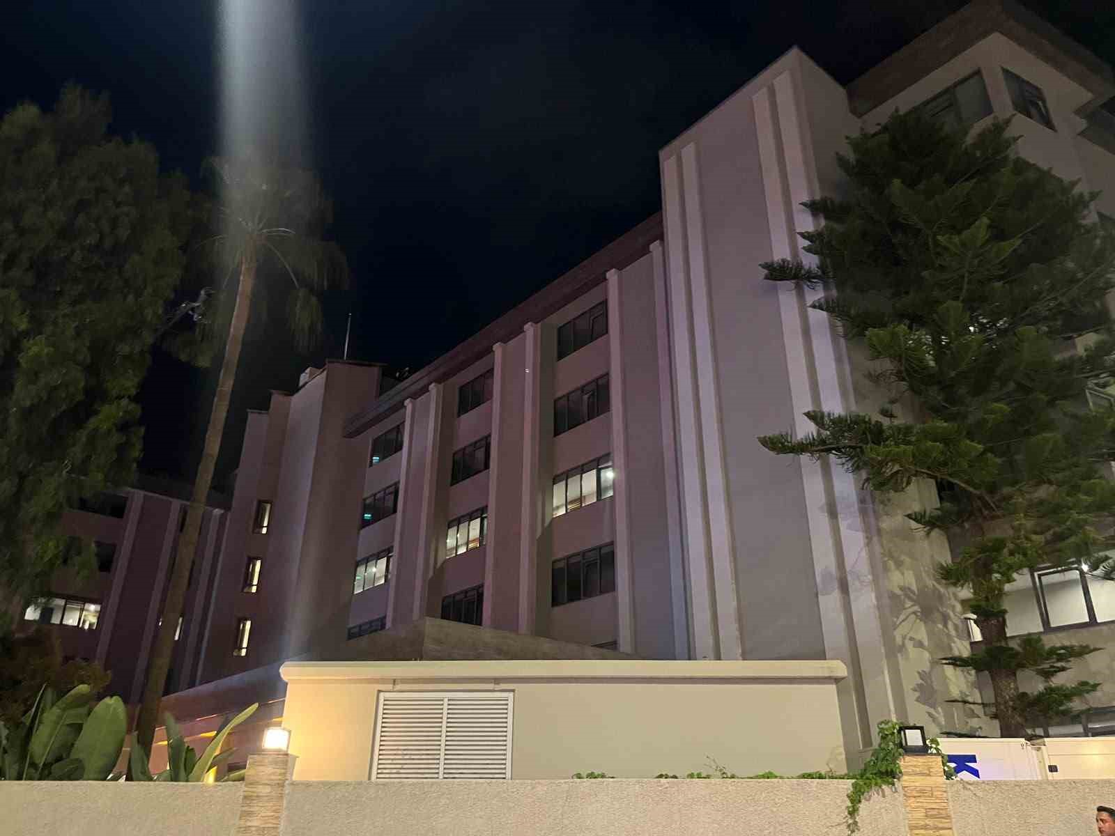 Alanya’da otelin çatı katında yangın: Konaklayan misafirler tedbir amaçlı tahliye edildi