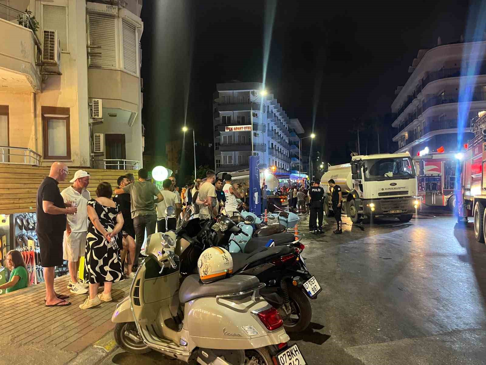 Alanya’da otelin çatı katında yangın: Konaklayan misafirler tedbir amaçlı tahliye edildi