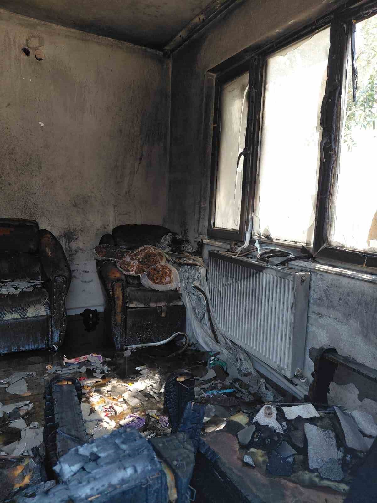 Gönen’de bir evde çıkan yangın hasara neden oldu