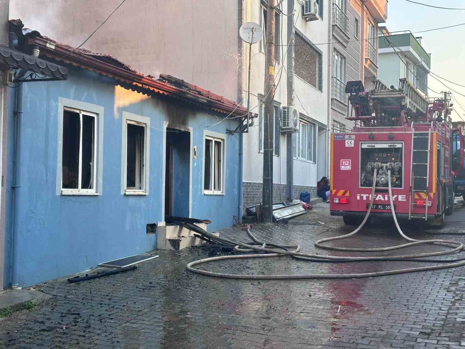Küçükkuyu’da ev yangını: 1 kişi yaralandı
