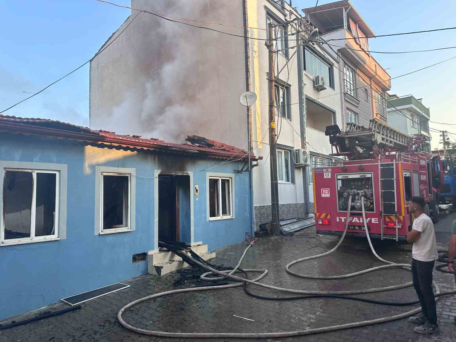 Küçükkuyu’da ev yangını: 1 kişi yaralandı