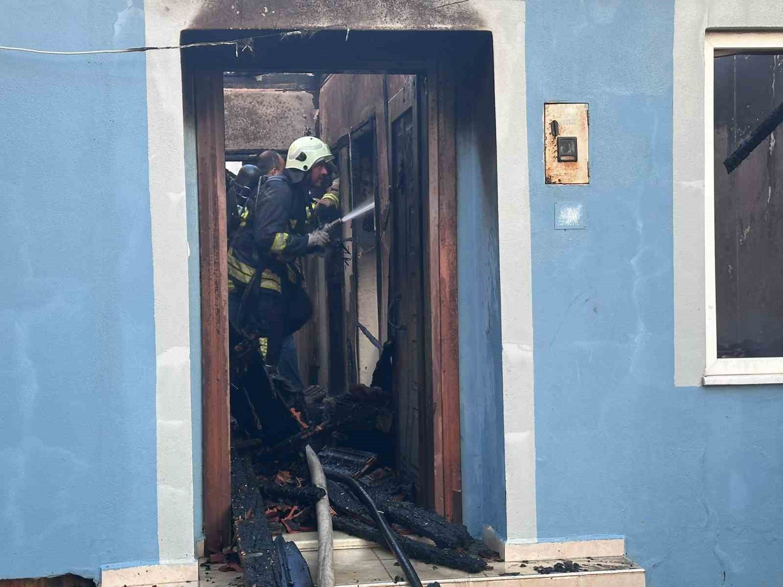 Küçükkuyu’da ev yangını: 1 kişi yaralandı