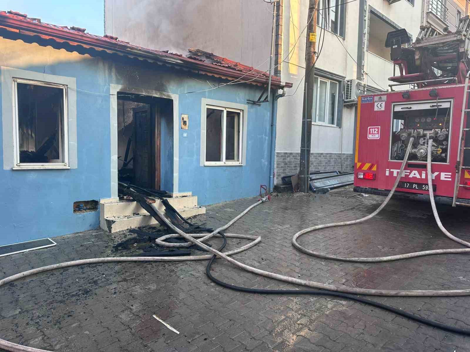 Küçükkuyu’da ev yangını: 1 kişi yaralandı