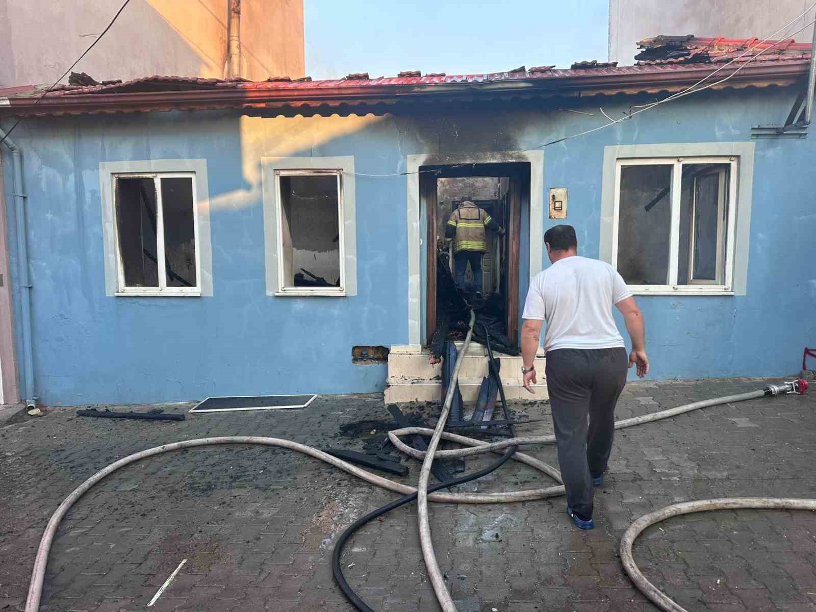 Küçükkuyu’da ev yangını: 1 kişi yaralandı