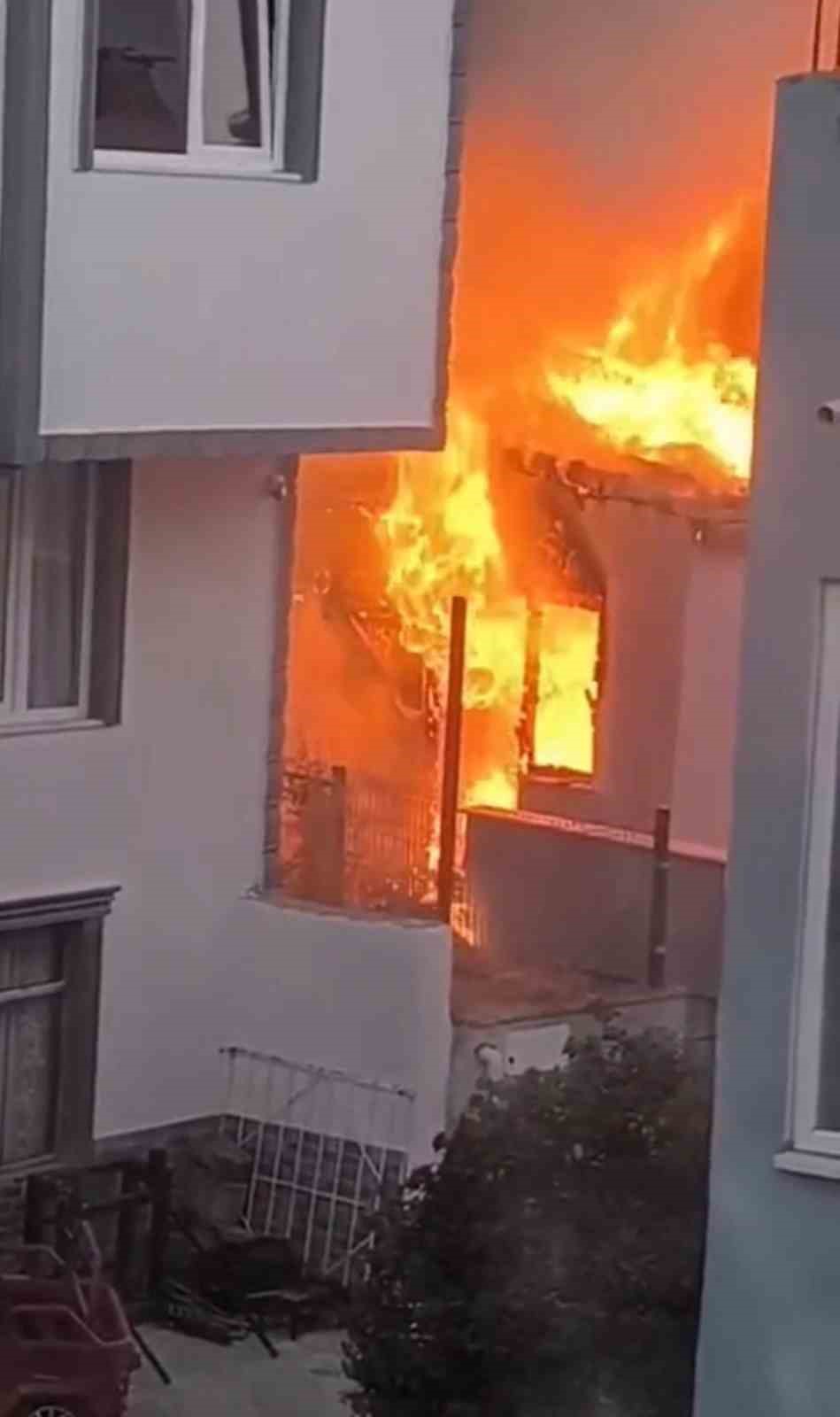 Küçükkuyu’da ev yangını: 1 kişi yaralandı