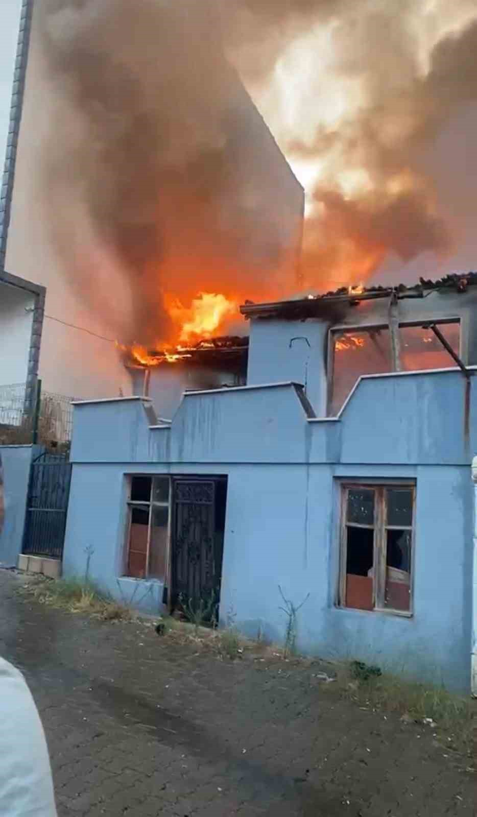 Küçükkuyu’da ev yangını: 1 kişi yaralandı