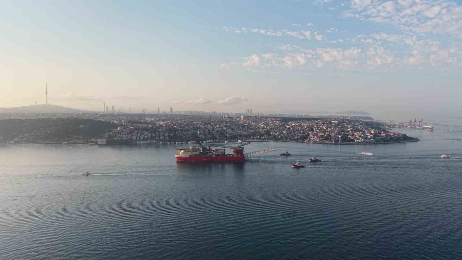 215 metrelik boru döşeme gemisinin geçişi sebebiyle boğaz hattı çift yönlü trafiğe kapatıldı
