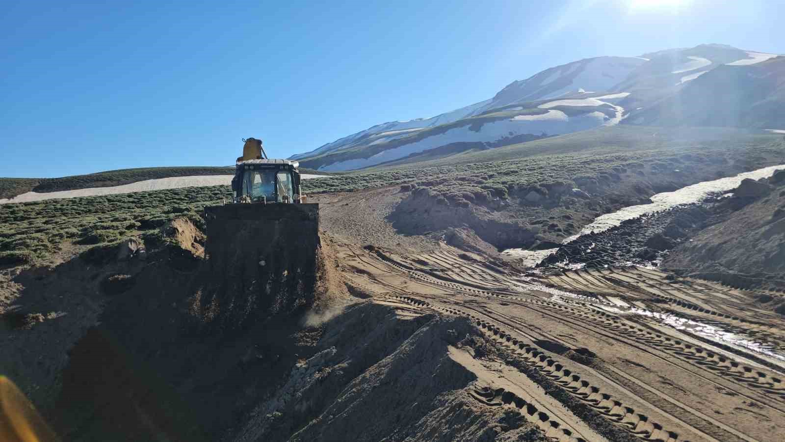 Aydınlar’da dağcılara büyük kolaylık: Süphan Dağı’nda yol açma çalışması