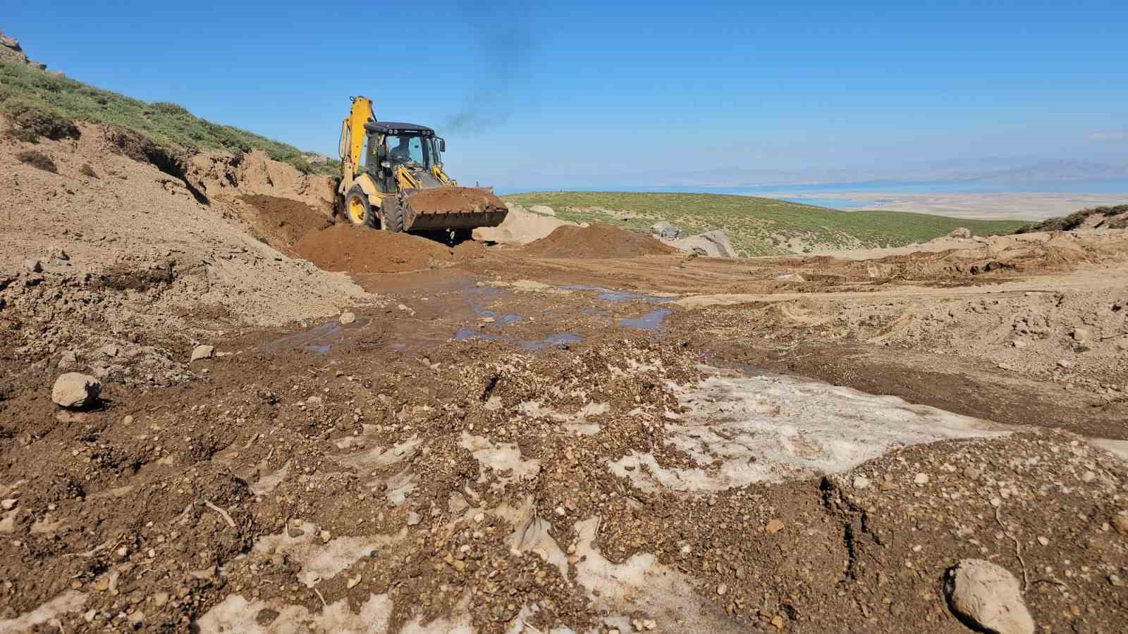 Aydınlar’da dağcılara büyük kolaylık: Süphan Dağı’nda yol açma çalışması