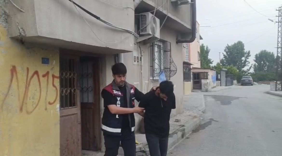 2,5 ay boyunca "Polisiz" diyerek dolandırdılar, 100 milyonluk vurgunun ardından tatlı ikram ettiler