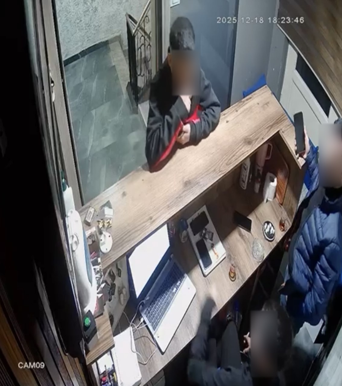 2,5 ay boyunca "Polisiz" diyerek dolandırdılar, 100 milyonluk vurgunun ardından tatlı ikram ettiler