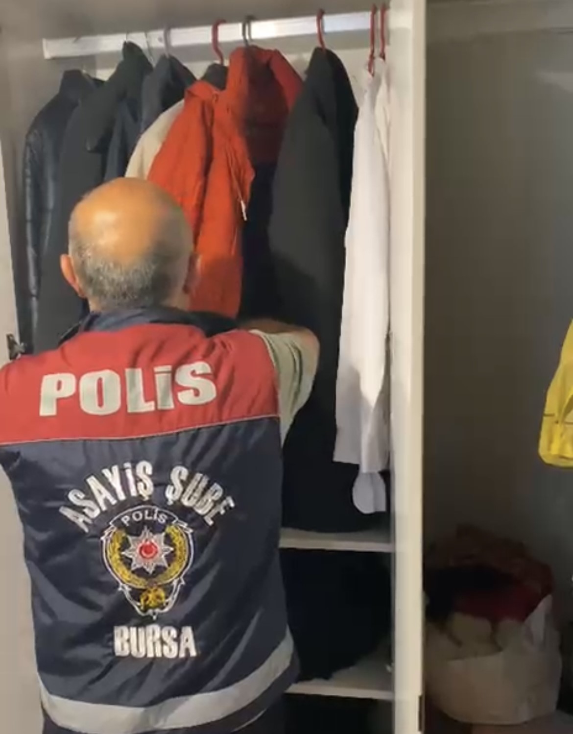 2,5 ay boyunca "Polisiz" diyerek dolandırdılar, 100 milyonluk vurgunun ardından tatlı ikram ettiler