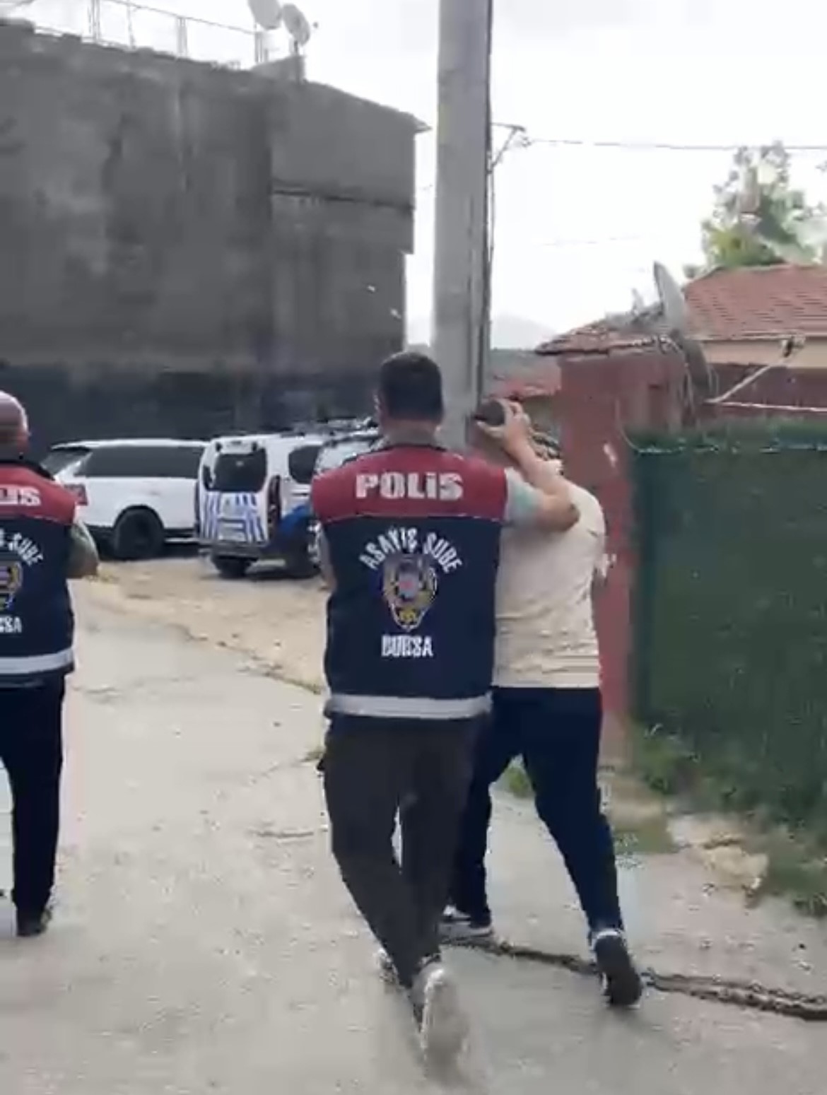 2,5 ay boyunca "Polisiz" diyerek dolandırdılar, 100 milyonluk vurgunun ardından tatlı ikram ettiler