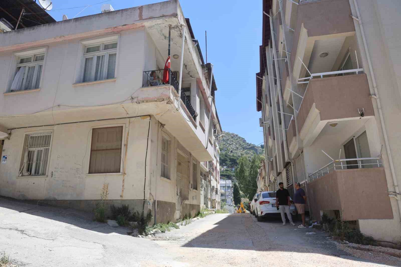 Alzaymır hastası yaşlı kadının "Allah’ım beni kurtarın, korkuyorum ve kimsem yok" bağrışları mahallenin vicdanını sızlatıyor