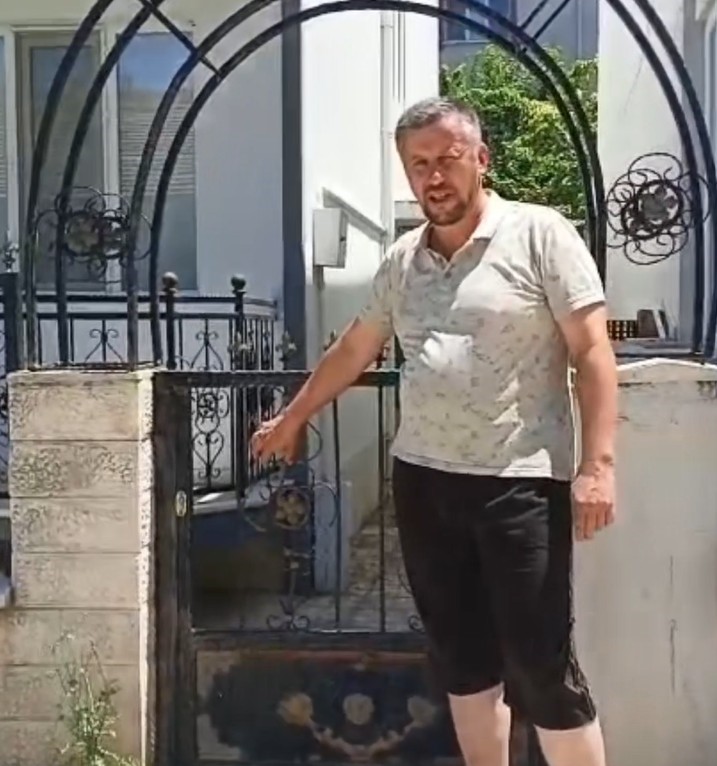 Demir kapıya sıkışan köpeği itfaiye kurtardı