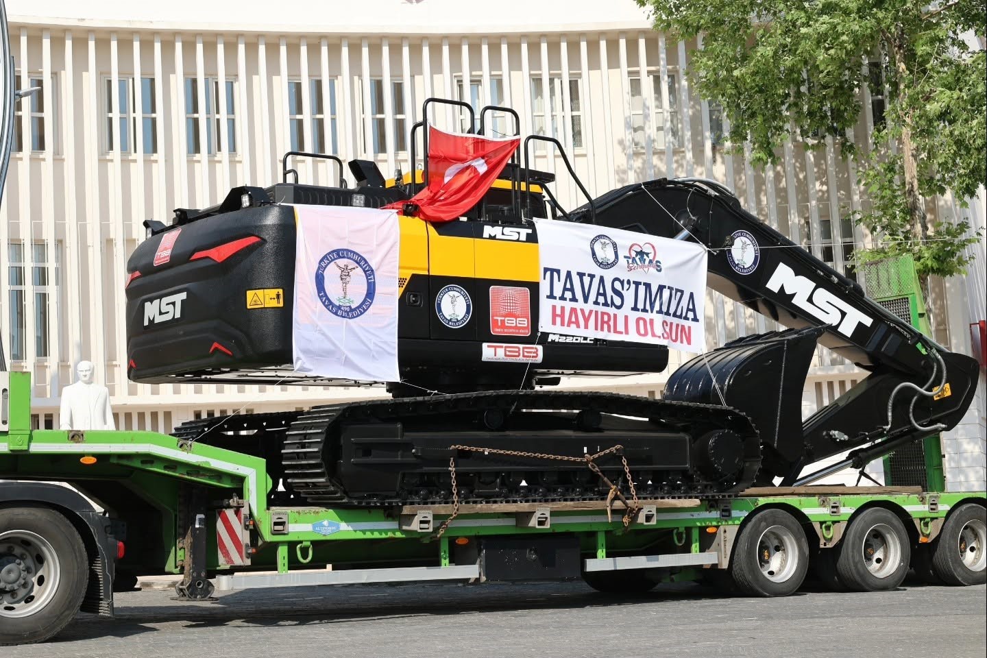 Tavas Belediyesine 22 tonluk yeni ekskavatör kazandırıldı