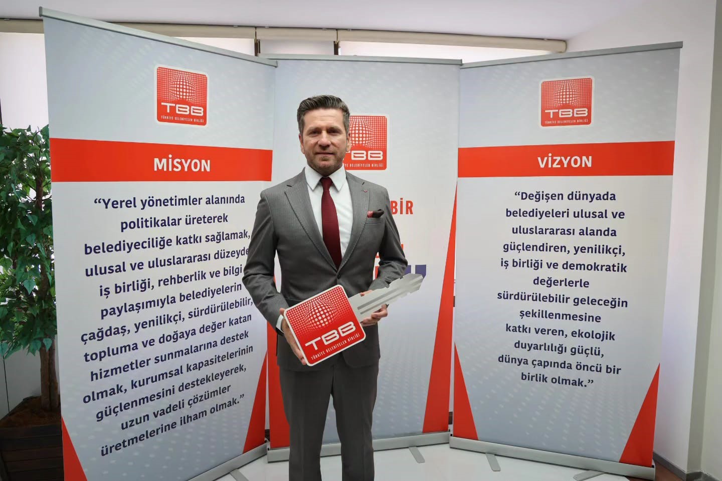 Tavas Belediyesine 22 tonluk yeni ekskavatör kazandırıldı