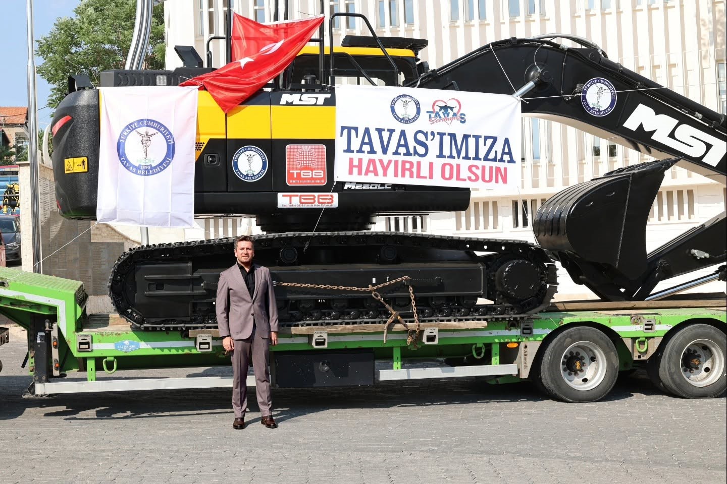 Tavas Belediyesine 22 tonluk yeni ekskavatör kazandırıldı
