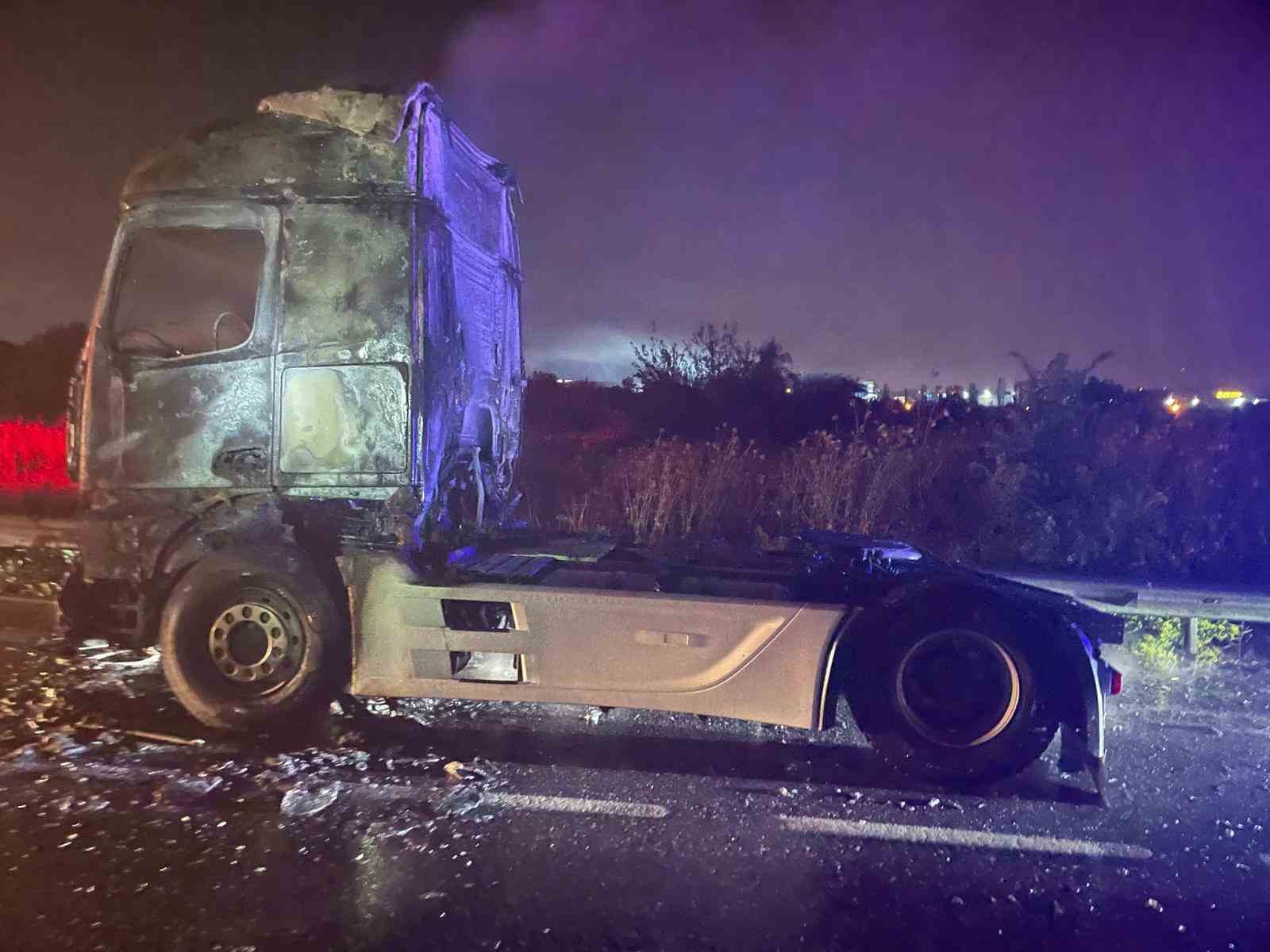 Denizli’de seyir halindeki tır alev alev yandı