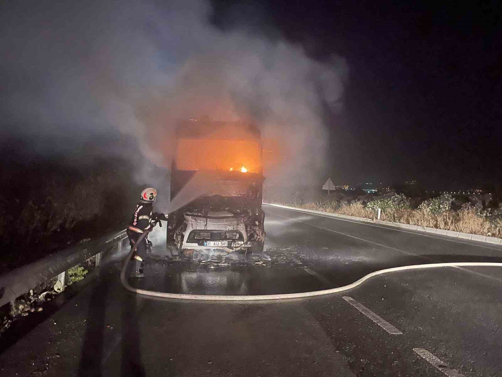 Denizli’de seyir halindeki tır alev alev yandı