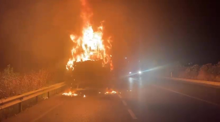 Denizli’de seyir halindeki tır alev alev yandı