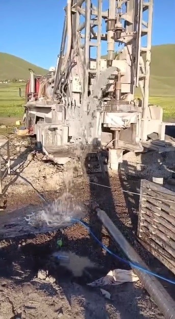 Kars’ta Ağadeve Köyü’ne yeni içme suyu kaynağı: 200 metrede suya ulaşıldı