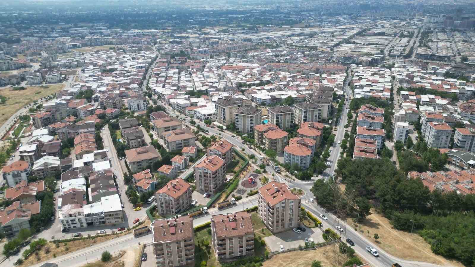 Büyükşehir Üçevler Mahallesi’nde asfalt yeniliyor
