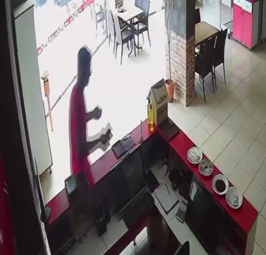 Tuvalet bahanesiyle girdiği restorandan telefon, camiden merdiven çaldı
