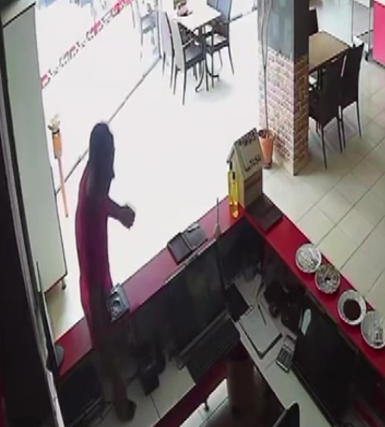 Tuvalet bahanesiyle girdiği restorandan telefon, camiden merdiven çaldı