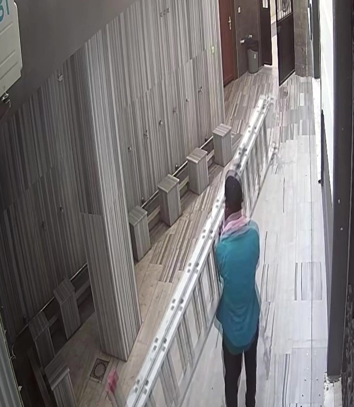 Tuvalet bahanesiyle girdiği restorandan telefon, camiden merdiven çaldı