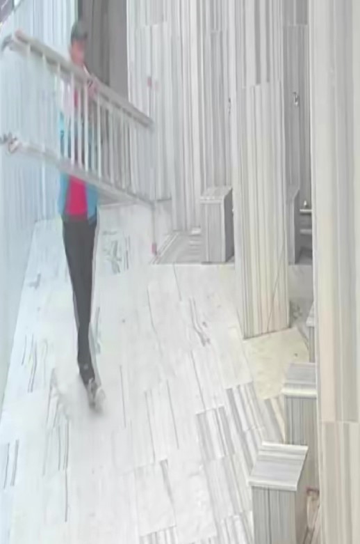 Tuvalet bahanesiyle girdiği restorandan telefon, camiden merdiven çaldı