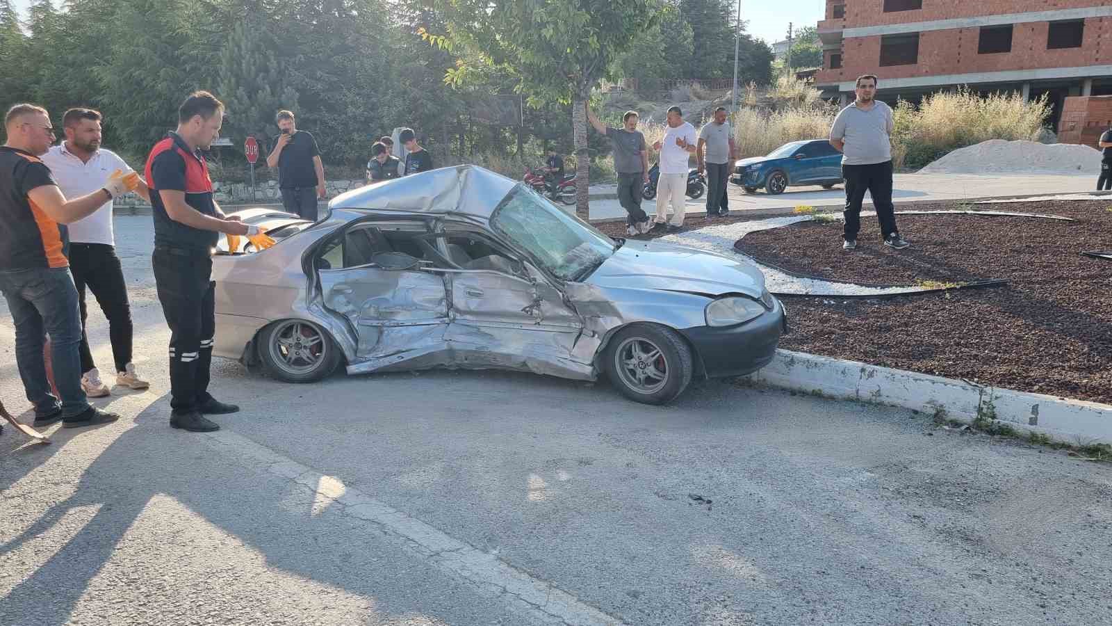 Domaniç’te otomobiller çarpıştı: 2 yaralı