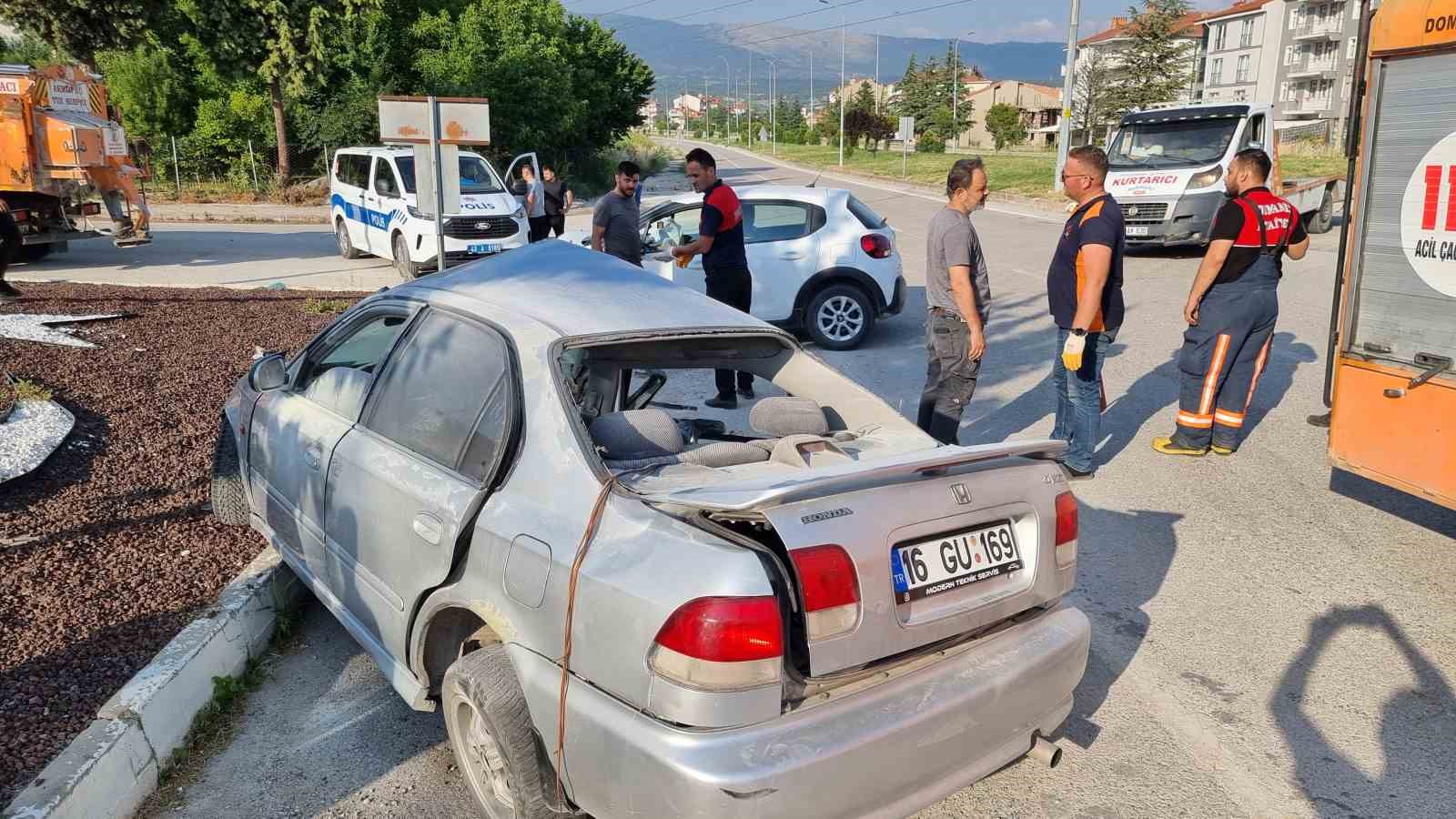 Domaniç’te otomobiller çarpıştı: 2 yaralı