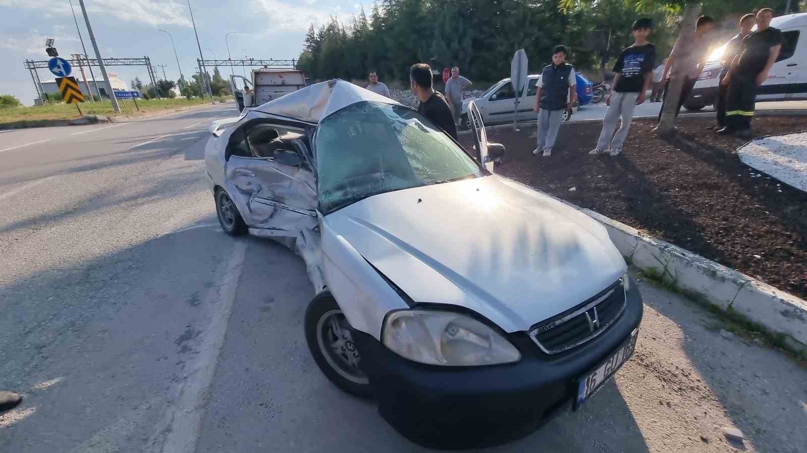 Domaniç’te otomobiller çarpıştı: 2 yaralı