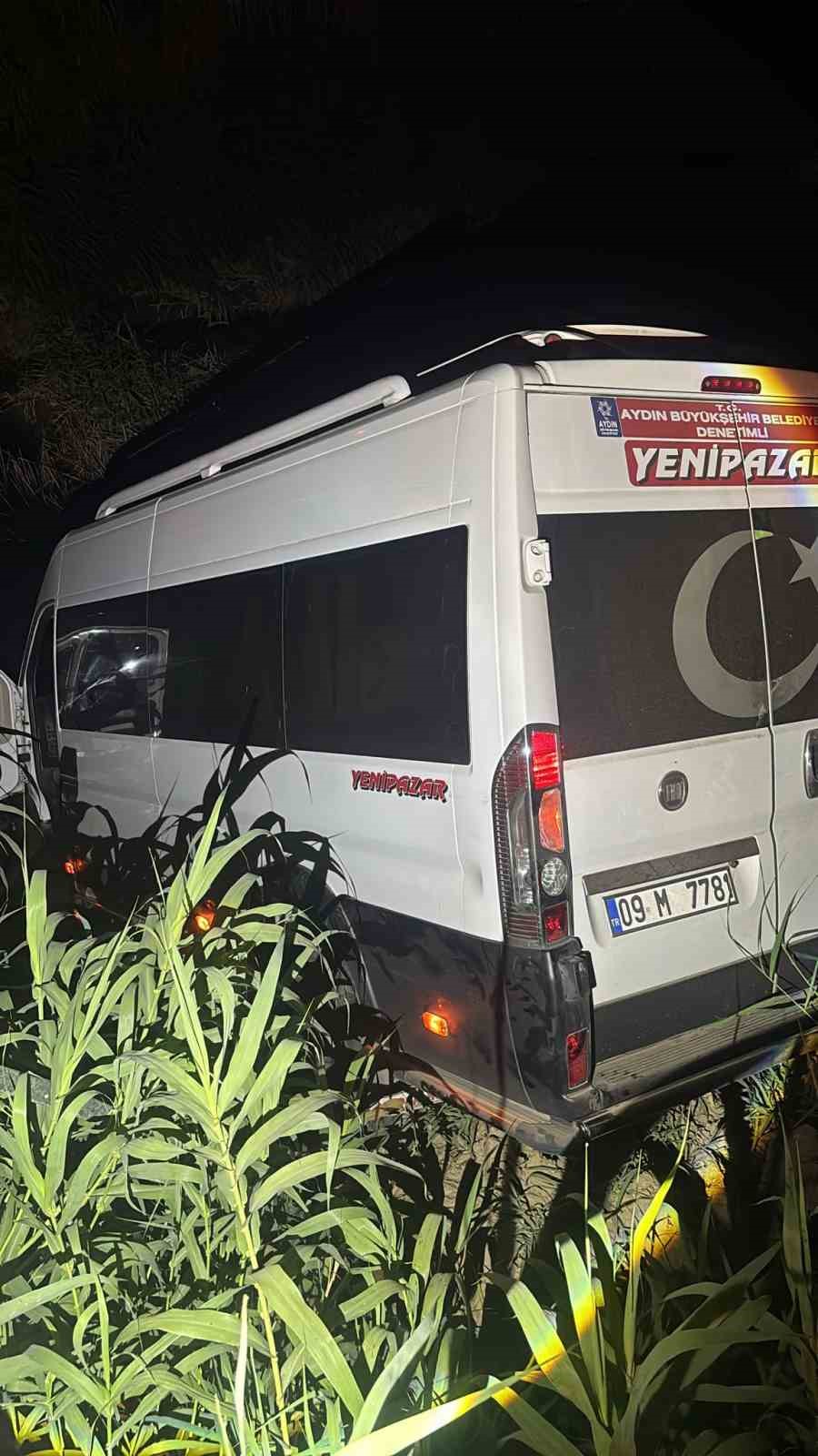 Kontrolden çıkan yolcu minibüsü dereye uçtu