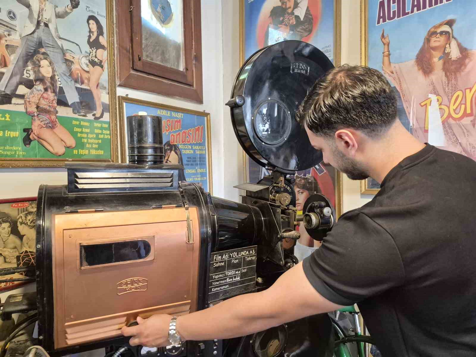Halen çalışır vaziyetteki 98 yıllık tarihi sinema makinesi Eskişehir’de sergileniyor