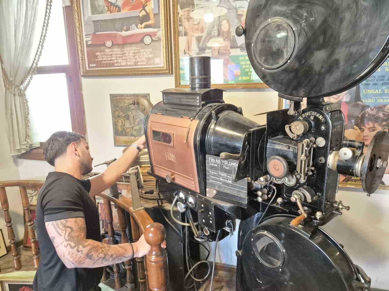 Halen çalışır vaziyetteki 98 yıllık tarihi sinema makinesi Eskişehir’de sergileniyor