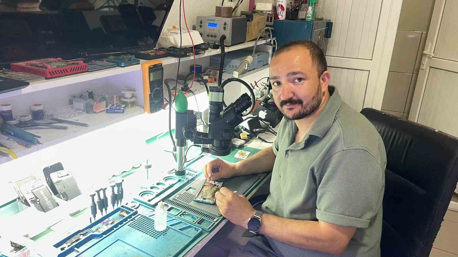 Bataryası değiştirilmek istenen cep telefonu bir anda alev aldı