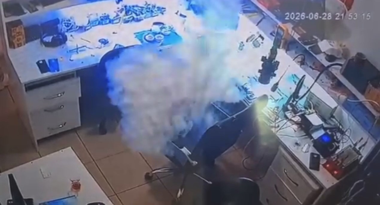 Bataryası değiştirilmek istenen cep telefonu bir anda alev aldı