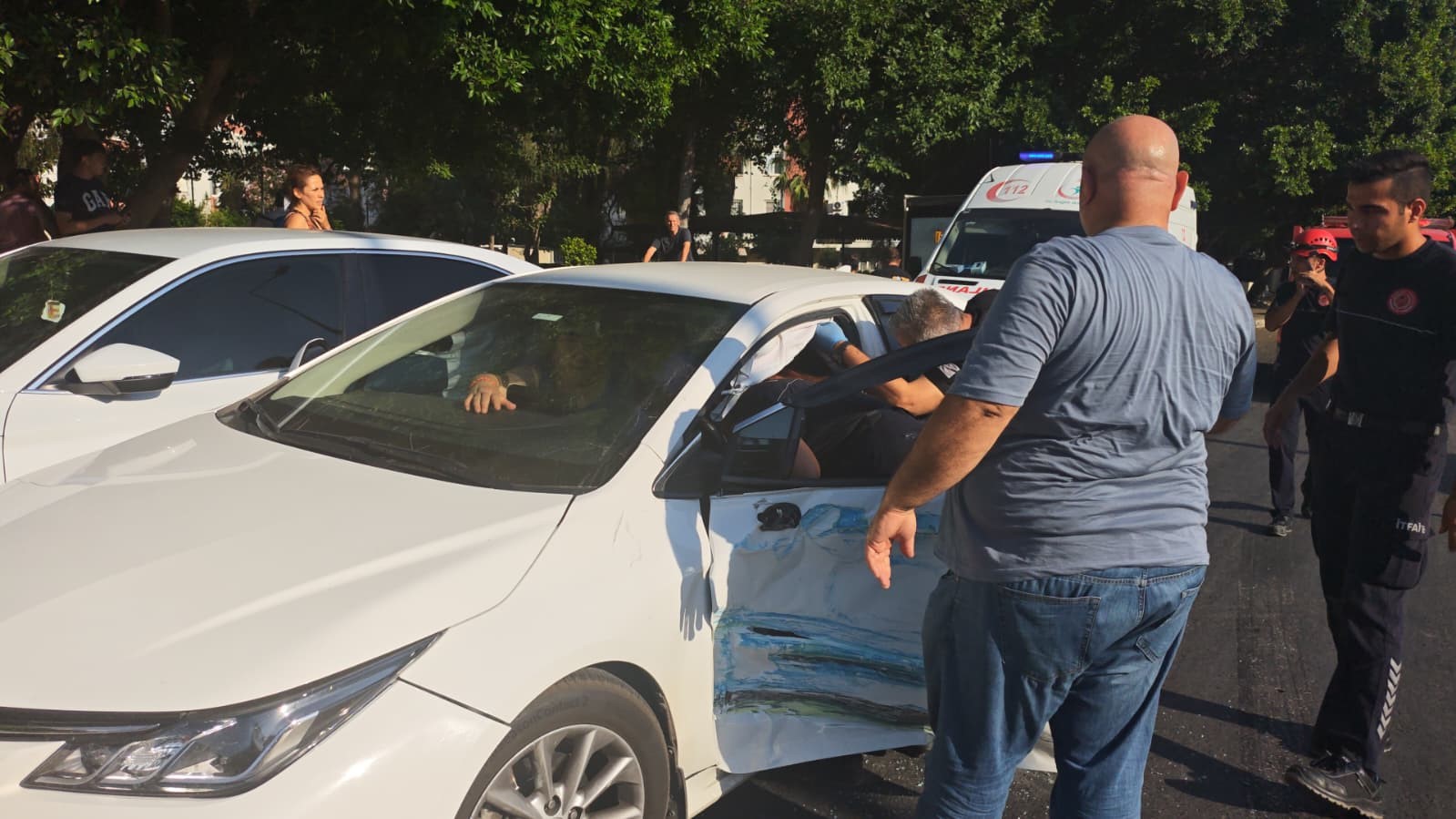 Özel halk otobüsü ile iki otomobilin karıştığı kazada yaralanan olmadı