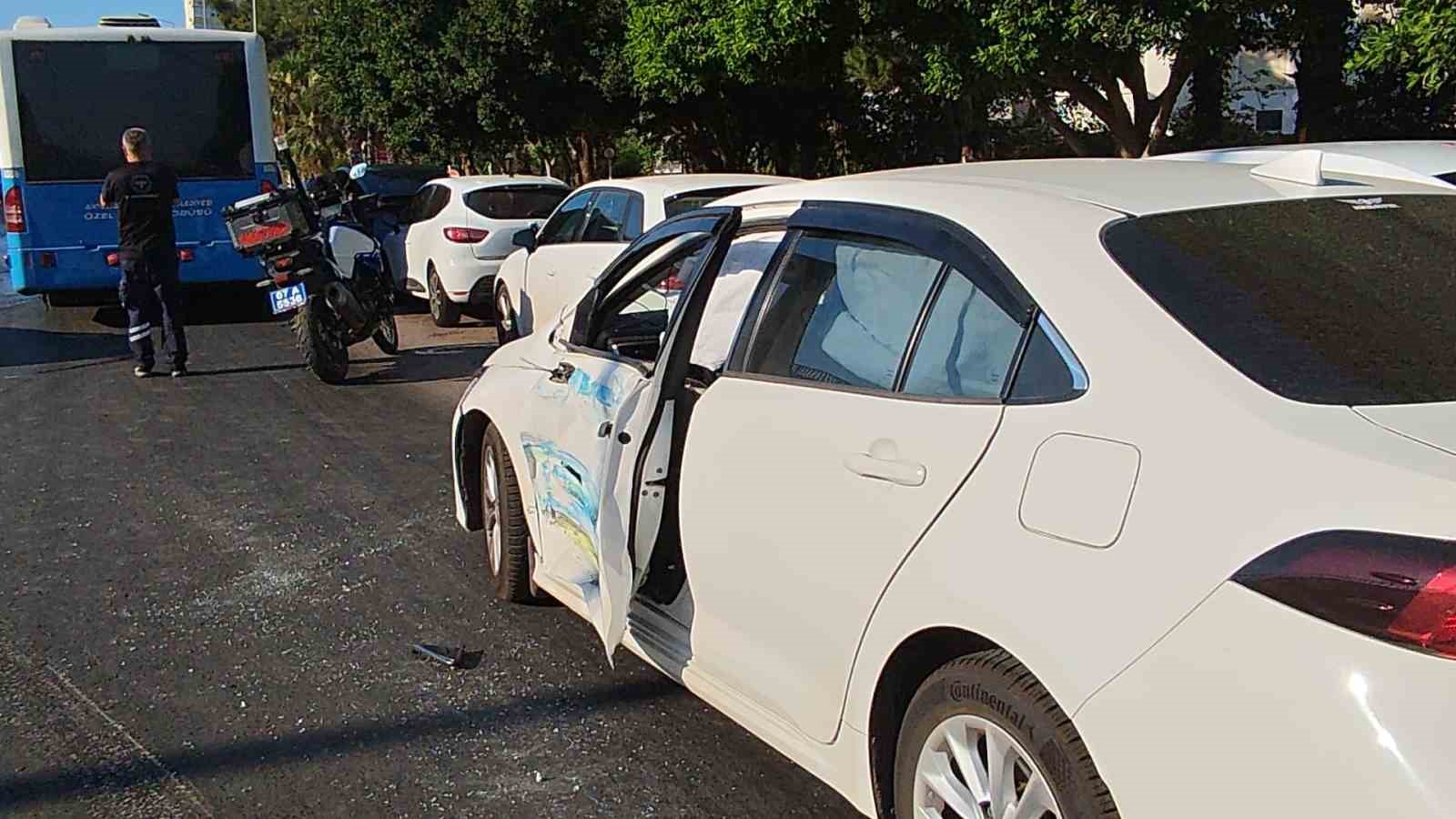 Özel halk otobüsü ile iki otomobilin karıştığı kazada yaralanan olmadı
