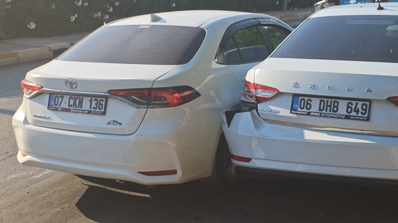 Özel halk otobüsü ile iki otomobilin karıştığı kazada yaralanan olmadı