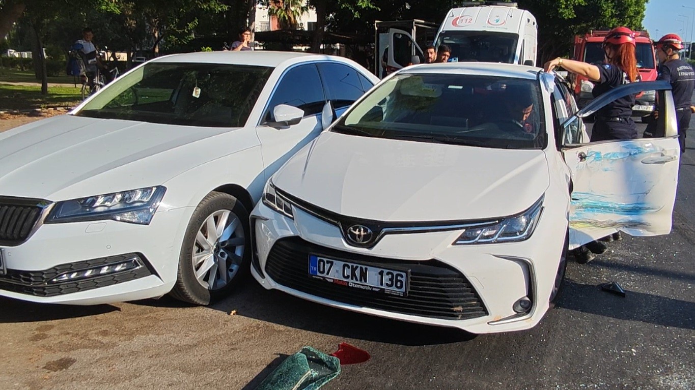 Özel halk otobüsü ile iki otomobilin karıştığı kazada yaralanan olmadı