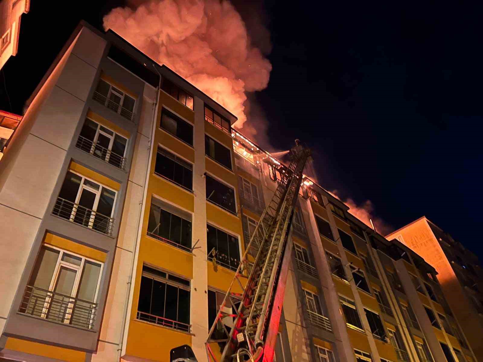Ordu’da binanın çatı katı alevlere teslim oldu