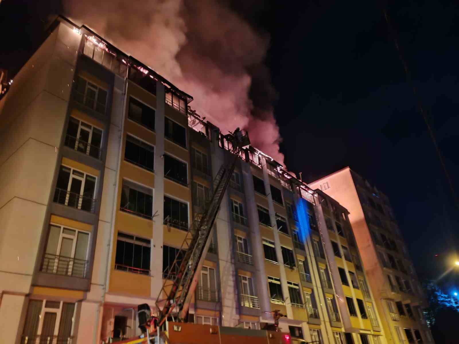 Ordu’da binanın çatı katı alevlere teslim oldu