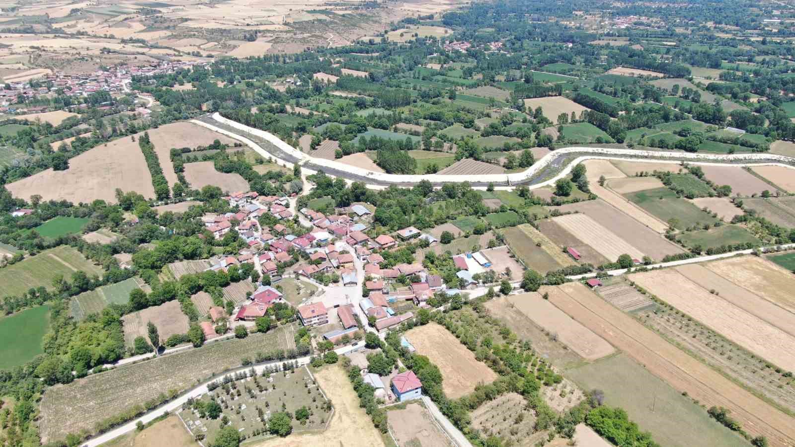 Şehir merkezine yakın köylere kadar inen ayı için Milli Parklar fotokapan kurdu