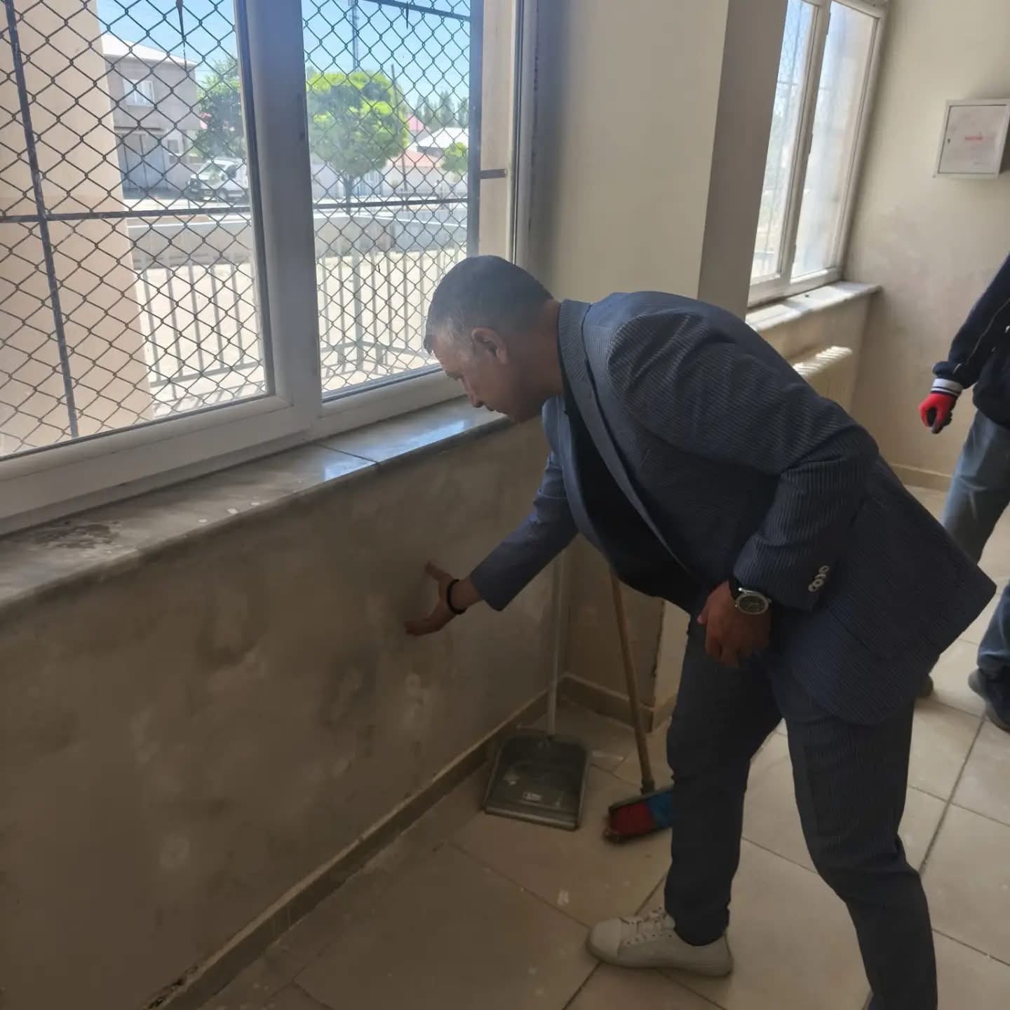 Patnos’ta tatille birlikte okullarda tadilat çalışması başladı