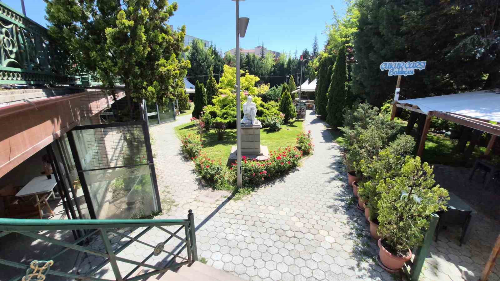 Eskişehir’in en eski çarşısı Çukur Çarşı zamana direniyor