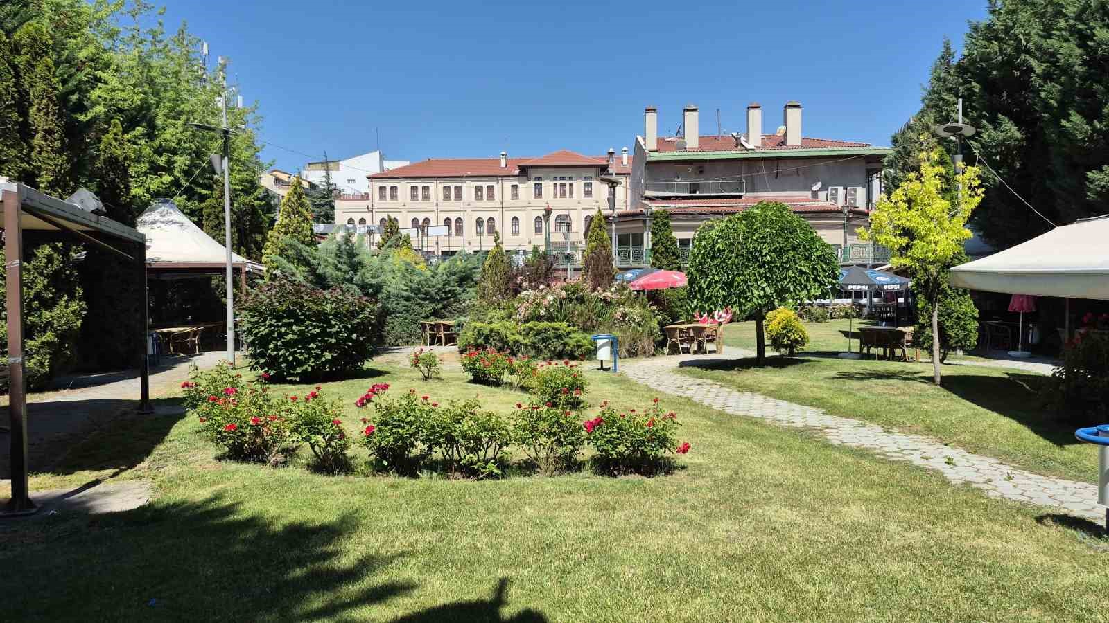 Eskişehir’in en eski çarşısı Çukur Çarşı zamana direniyor