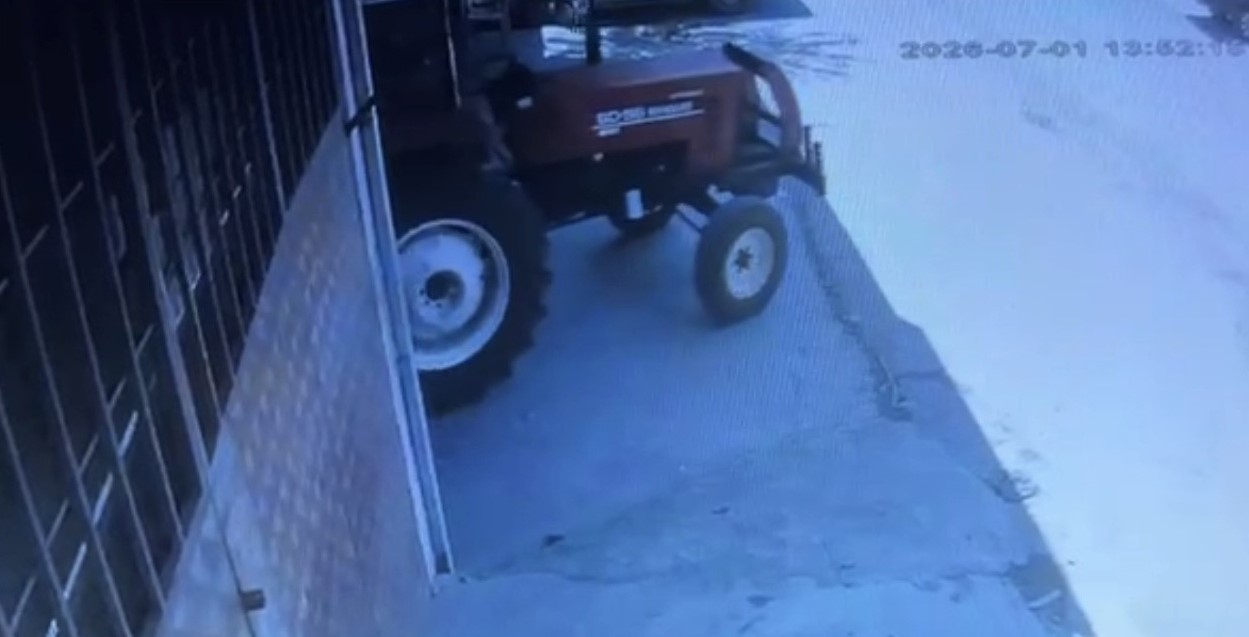El freni çekilmeyen traktör metrelerce ilerledi, yoldan geçen sürücü durdurdu